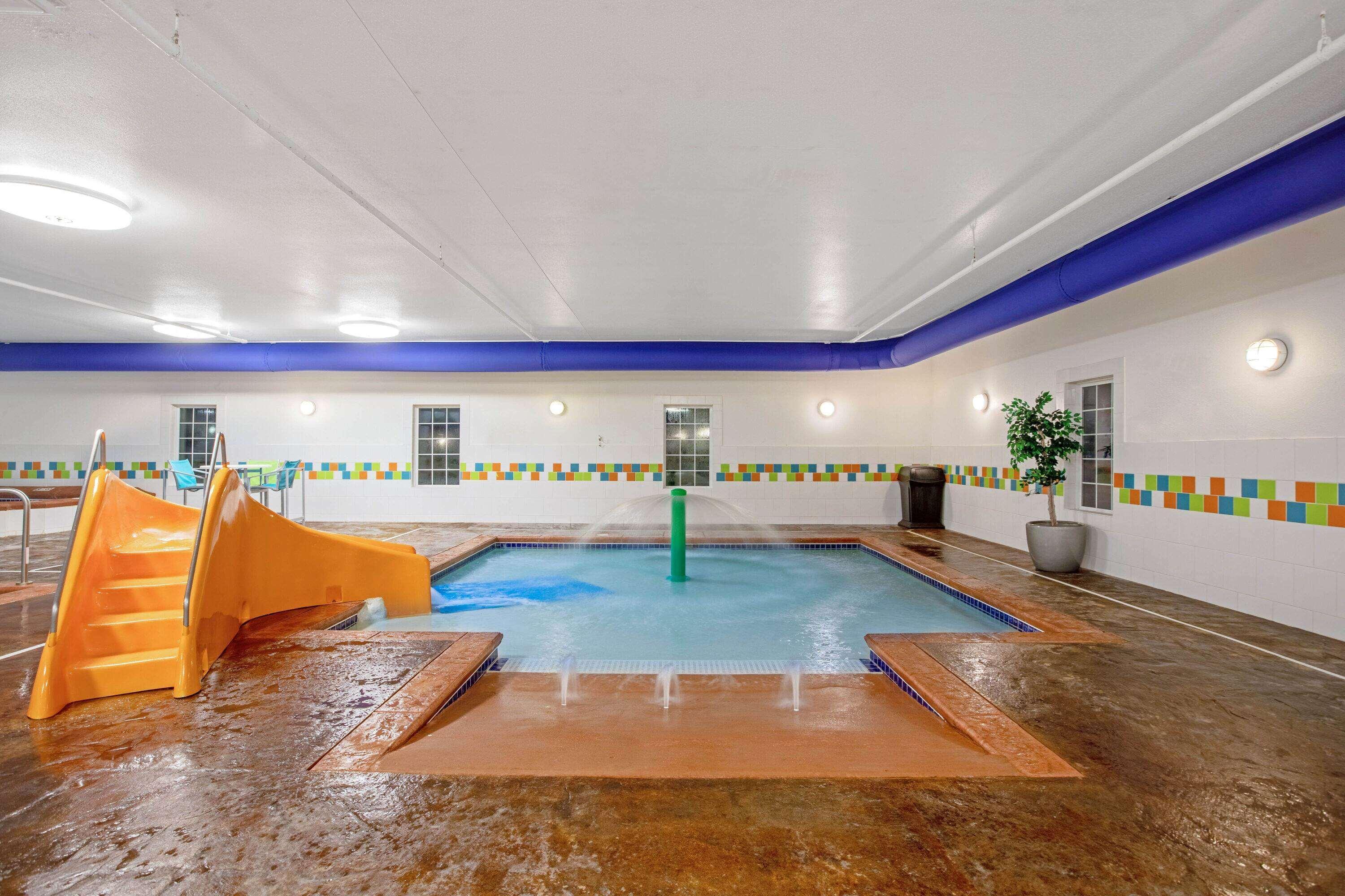 La Quinta By Wyndham Grand Forks Hotel Exterior photo